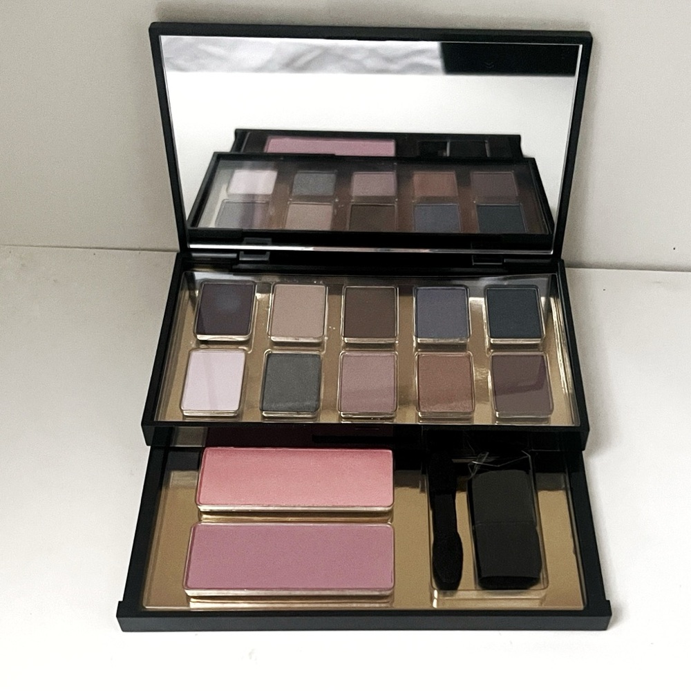 Elizabeth Arden eyeshadow and blush palette